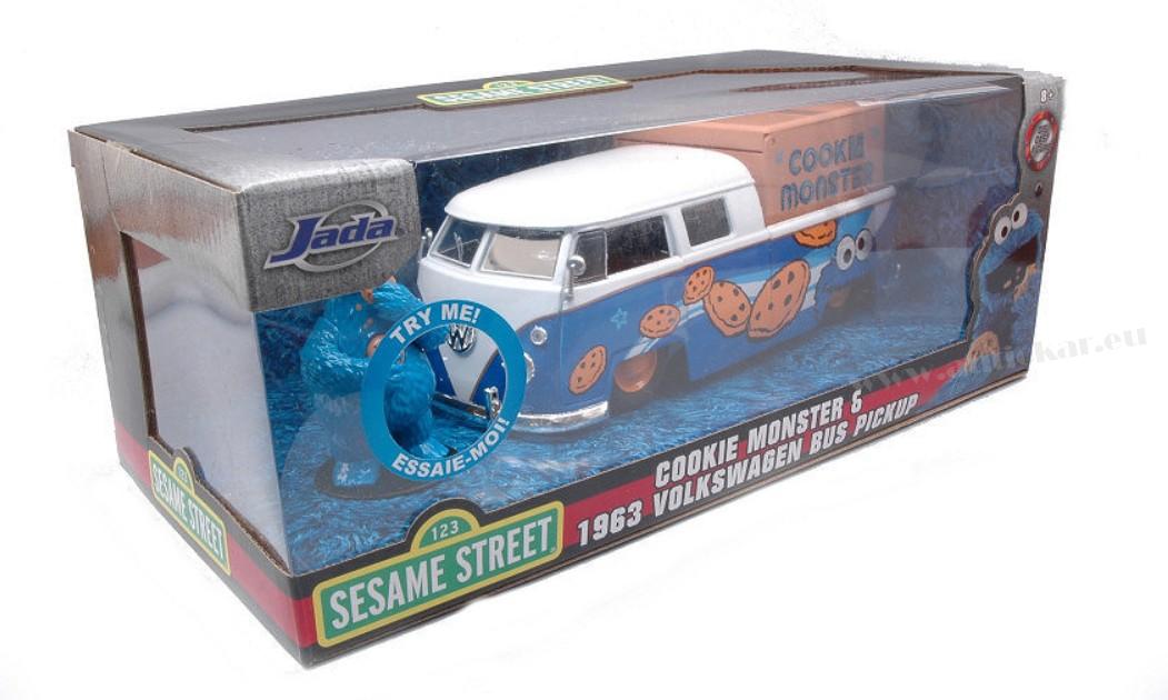 VW BUS PICK 1963 W/COOKIE MONSTER FIGURE 1:24