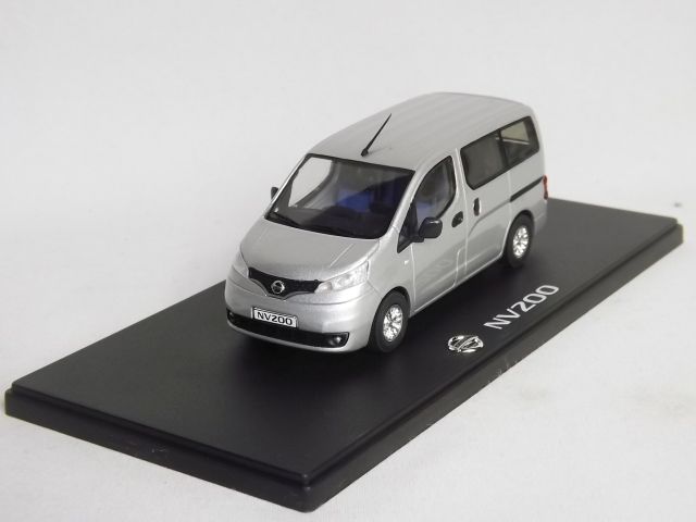 Nissan NV200 (silver)
