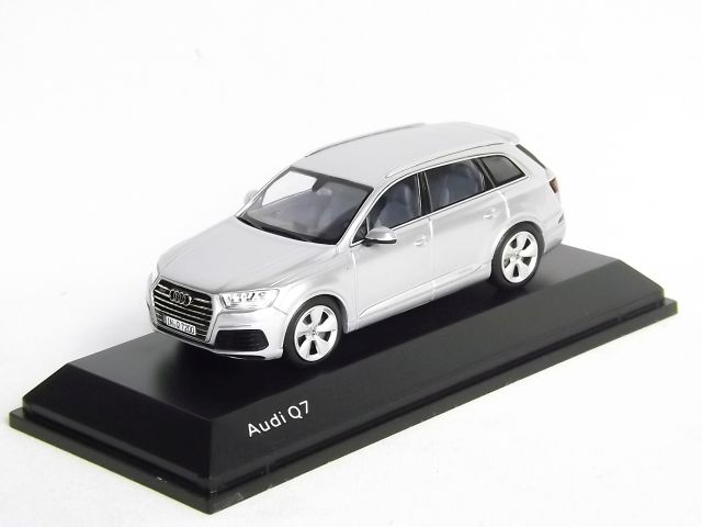 Audi Q7 /silver/