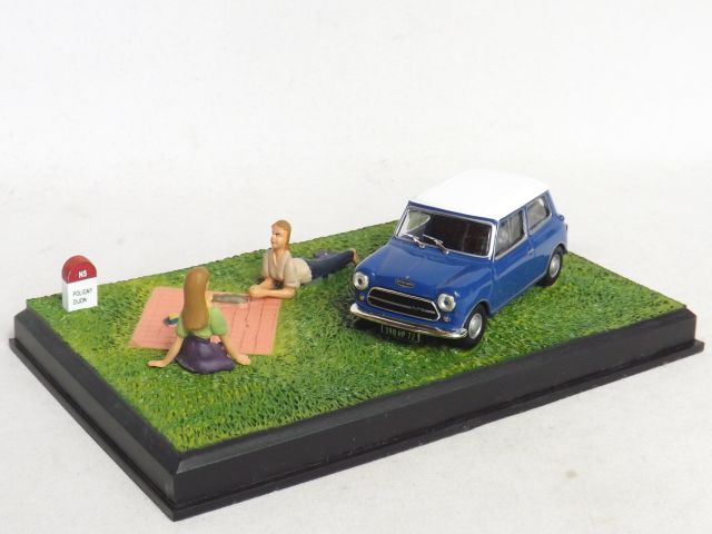 Austin Mini Diorama Piknik